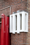 Kozijn naast de robuuste voordeur.
<br/>
Annemarieke Verheij, 2015-06-14